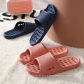 Sandintes de salle de bain toute la saison Hollow Anti-Slip Couples Sandales intérieures qui fuient les pantoufles bon marché